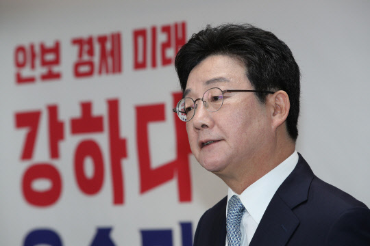 유승민 전 국민의힘 의원이 26일 서울 여의도 캠프 사무실에서 제20대 대통령 선거 출마 선언을 하고 있다. 연합뉴스